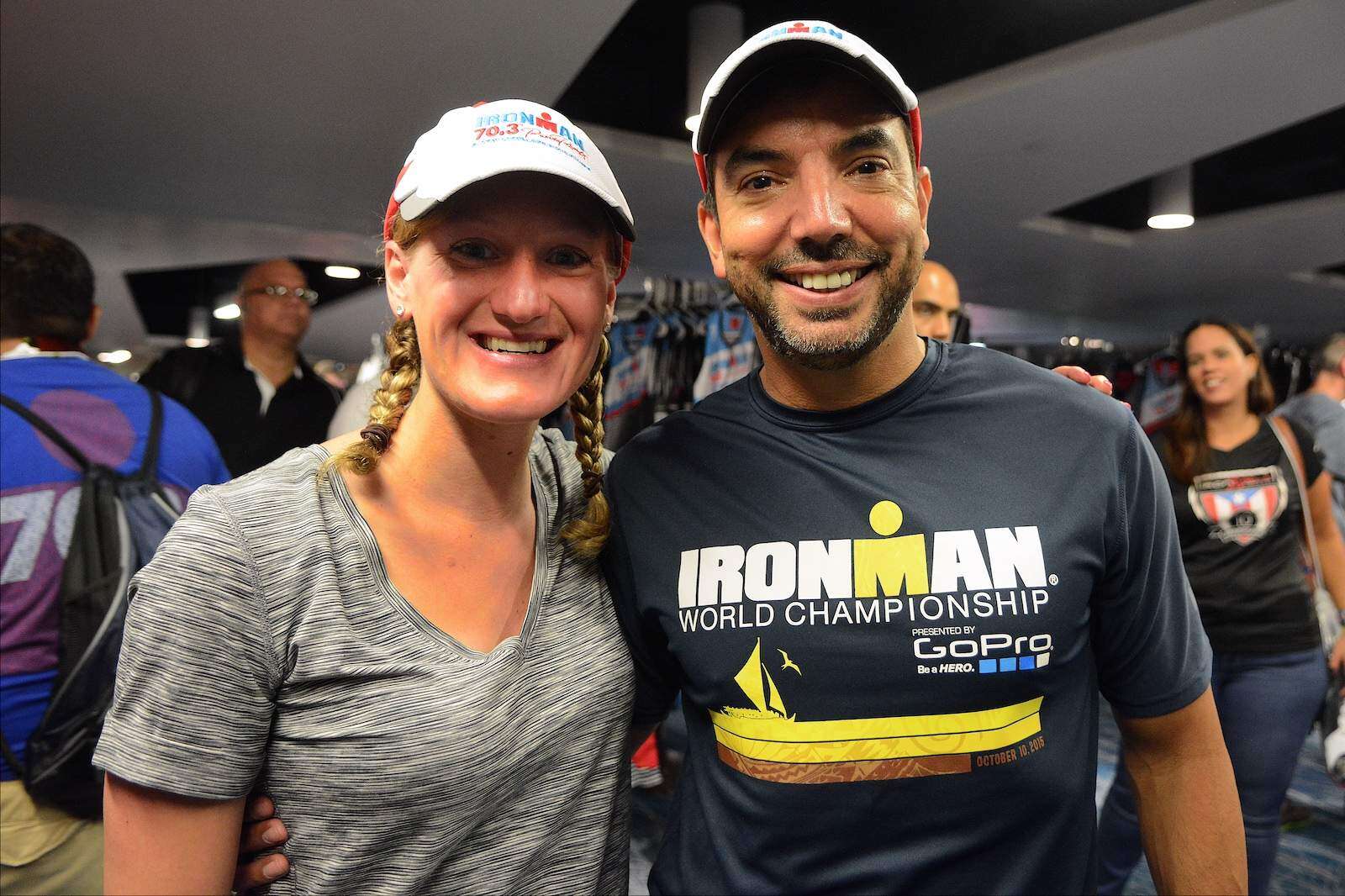 Emotivo encuentro entre los sobrevivientes del tiroteo IronMan (galería)