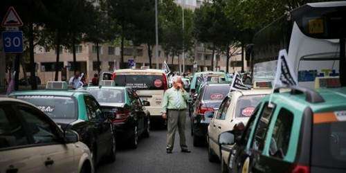 Taxis protagonizan una protesta histórica en Portugal contra Uber