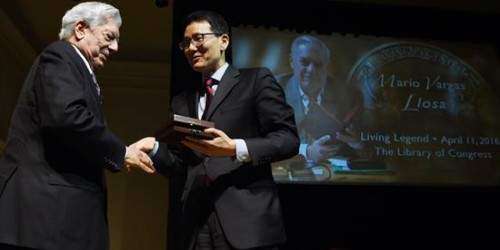 Convierten a Vargas Llosa en Leyenda Viviente
