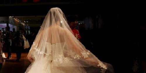 Dos gemelos chinos se casan con gemelas y se operan para no confundirse