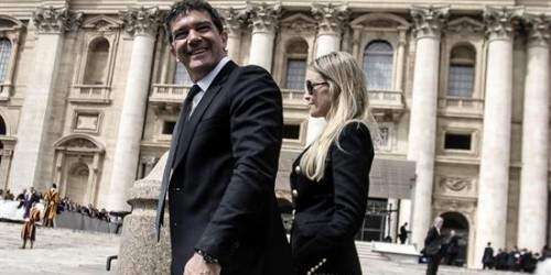Francisco saluda al actor español Antonio Banderas en el Vaticano