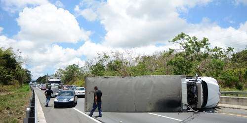 Cierran la PR-2 en Sabana Grande por camión volcado que derramó diesel
