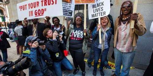 Absuelven a policía acusado de participar en la muerte de un joven negro