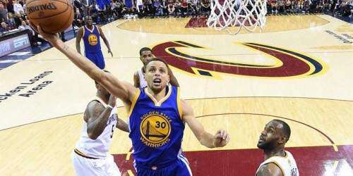 Los Warriors se colocan a un triunfo de revalidar el título