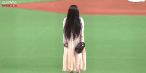 Peculiar juego de pelota con los personajes de ‘The Grudge’ y ‘The Ring’ (v