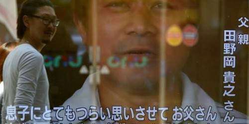 Vuelve a casa niño japonés abandonado en bosque