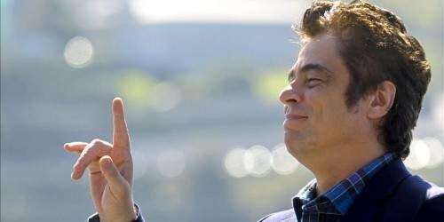 Benicio Del Toro se prueba su toga ‘colegial’ (vídeo)