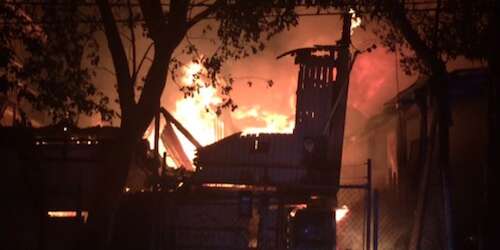 Bomberos combaten fuego en Santurce