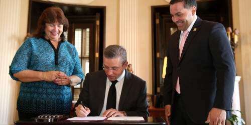 Gobernador firma leyes para fomentar el turismo interno