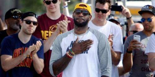 James se queda con los Cavaliers tres años