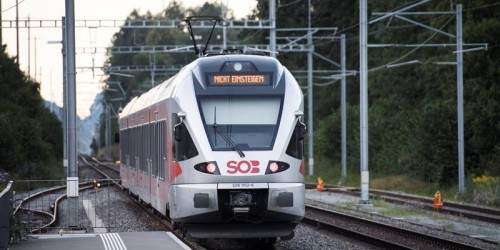 Hombre incendia un tren y acuchilla a varios pasajeros