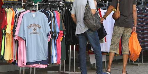 Embargan cadena de tiendas por deudas de IVU