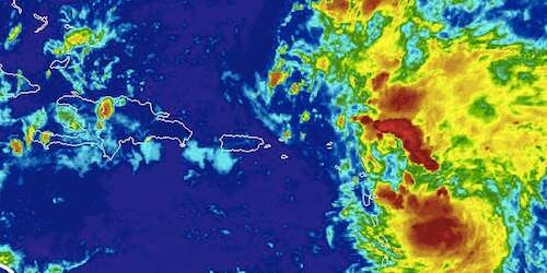 Fuerte onda tropical muestra más definición