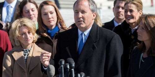 Juez federal bloquea la ley de baños transgénero de Obama