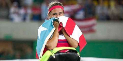 Caer, levantarse, agradecer… el camino de Mónica Puig (galería)