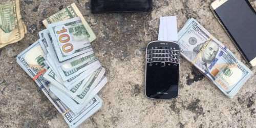 Arrestan a un hombre armado y con una gran cantidad de dinero