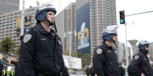 Evacúan centro institucional de San Francisco por posible hombre armado