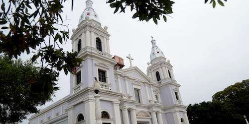 Roban urna de ofrendas de la catedral de Ponce