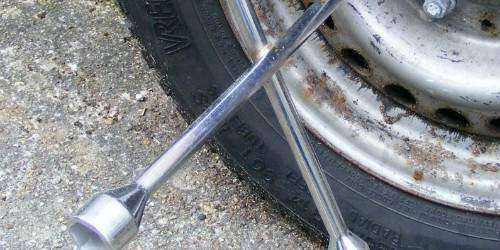 Le pegan en la cabeza con una llave de cruceta en Aguadilla