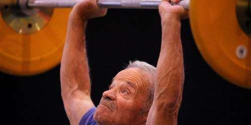 Levantar pesas puede tener beneficios cognitivos para mayores de 55 años