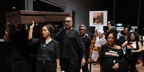 ‘Entierran’ a Chianita ya que ‘nunca fue negra’ (galería)