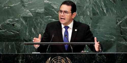Presidente de Guatemala suspende donación del 60% de su salario