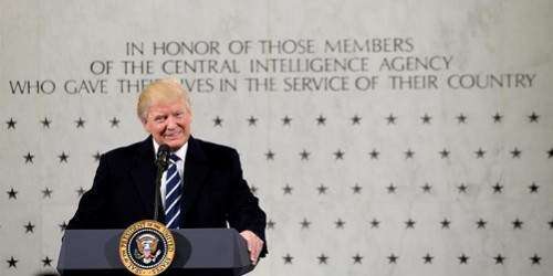 En su día 1, Trump hace las paces con la CIA y declara guerra a la prensa