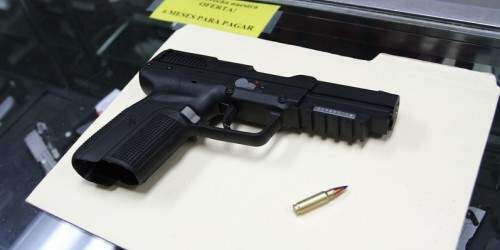 Hombre intenta transportar arma con municiones en vuelo de SJ a Orlando