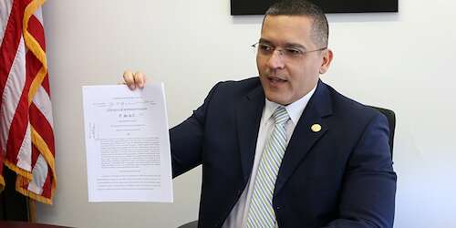 Proponen que funcionarios paguen demandas por discrimen político