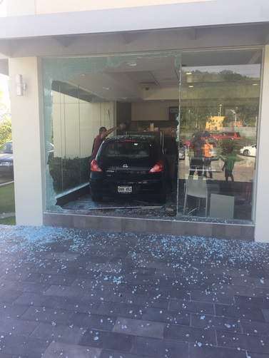 Octogenario se estrella contra restaurante de comida rápida (galería)