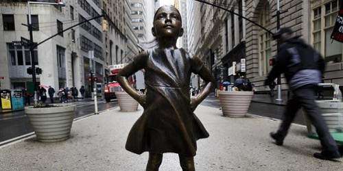 Escultor de ‘el toro’ arremete contra ‘la niña’