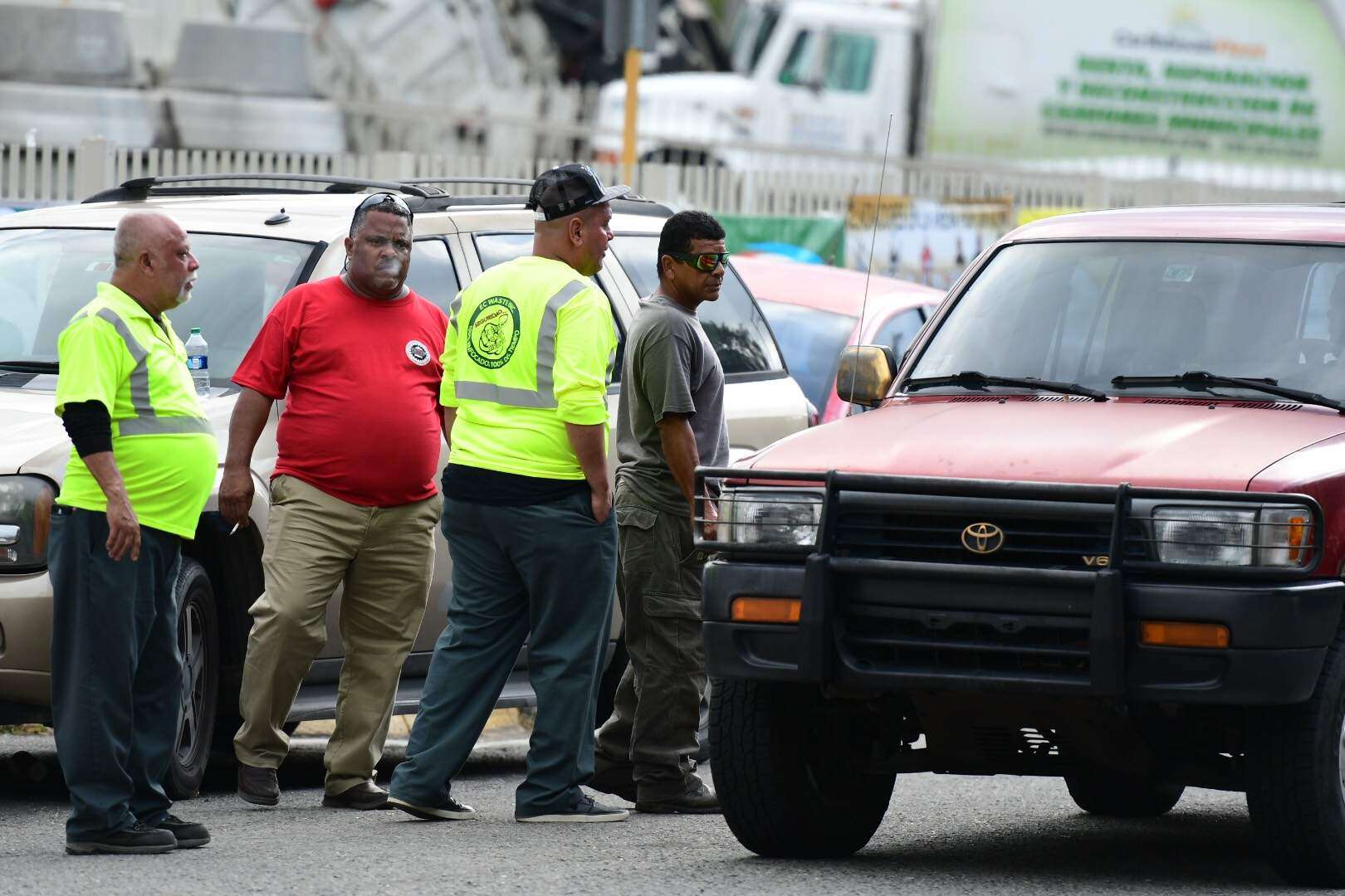 Protesta por recogido de basura provoca corre y corre en sede de Porrismo