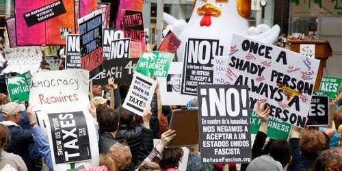 Miles de personas protestan en EE.UU. para que Trump publique sus impuestos