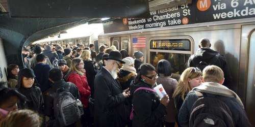Decenas de heridos tras descarrilarse un metro en Nueva York