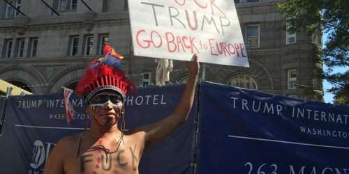 Cientos de personas marchan en EE.UU. para pedir una investigación contra T