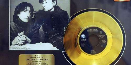 Ponen en venta el disco que John Lennon firmó a su asesino antes de morir