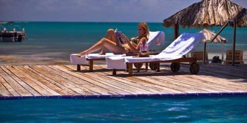 Firmada la ley para recaudar más ‘room tax’ e IVU de ‘grandes’ contribuyent