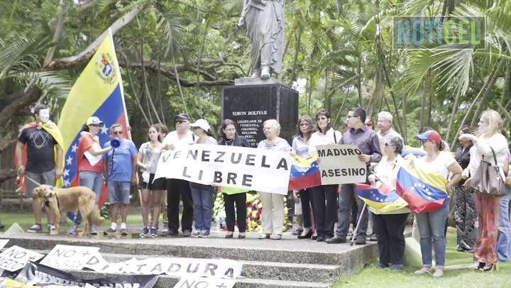 Venezolanos en su día de la independencia protestan a Maduro
