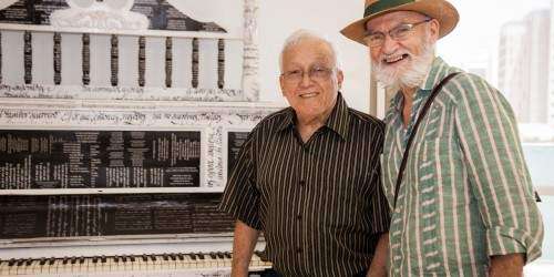 Maestros de la plástica pintan pianos de colección