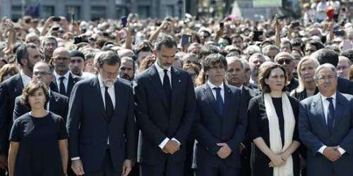 Miles de españoles guardan un minuto de silencio
