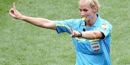 FIFA acepta mujeres de árbitro por primera vez