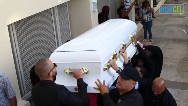 Cientos despiden a familia fallecida en Dorado