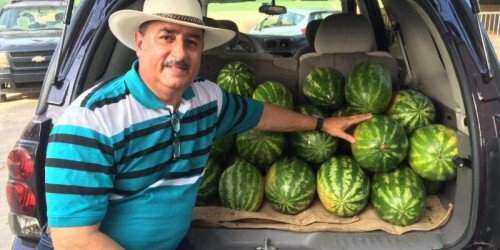 Les dan frutas del país a los refugiados