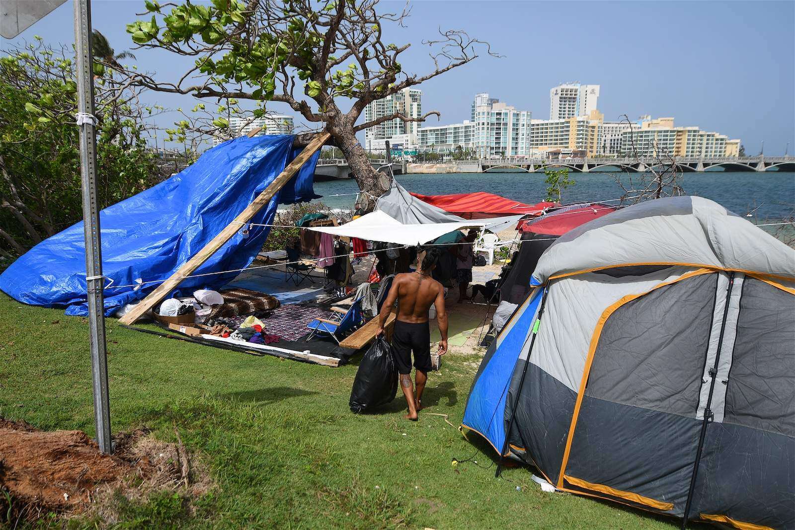 A pasos del COE, un campamento de damnificados