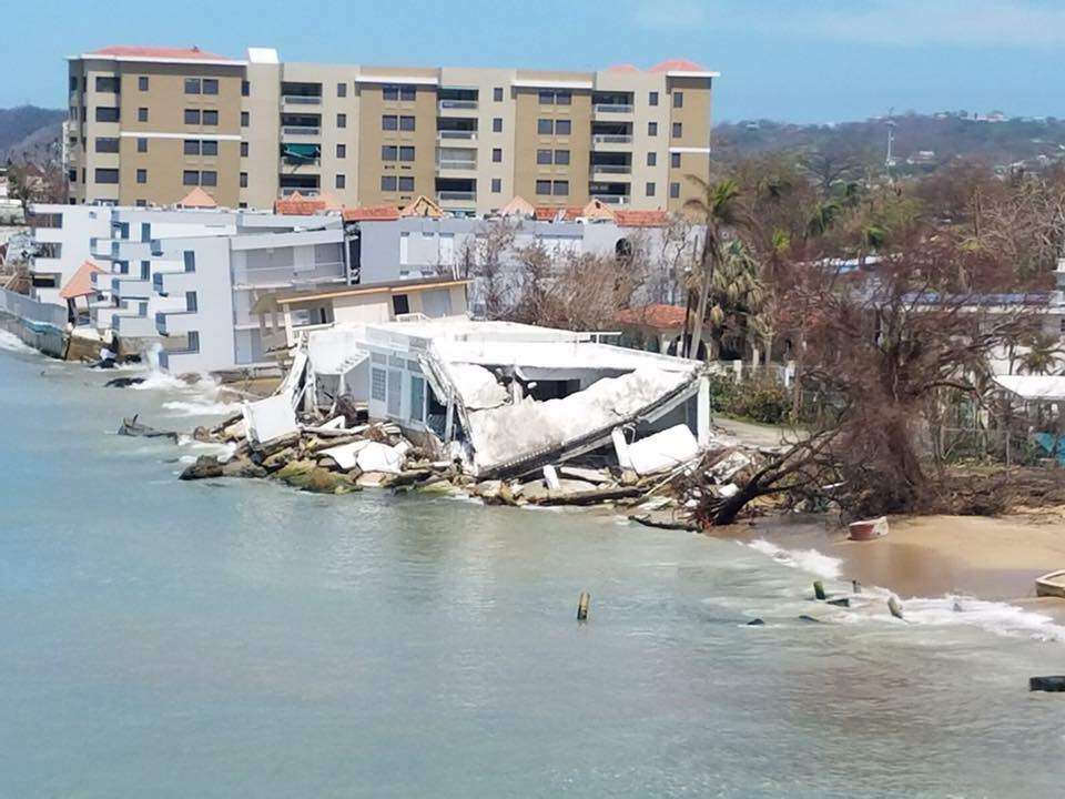 Condominio en Rincón colapsa durante el paso de María