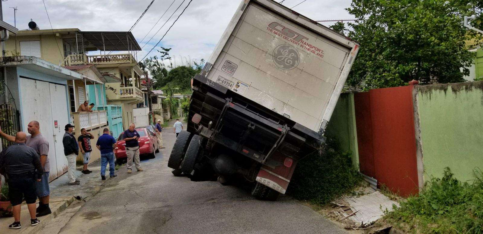 Camión atascado tras socavón en Utuado