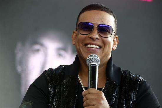 Daddy Yankee entrega kits para el arreglo de casas en la isla