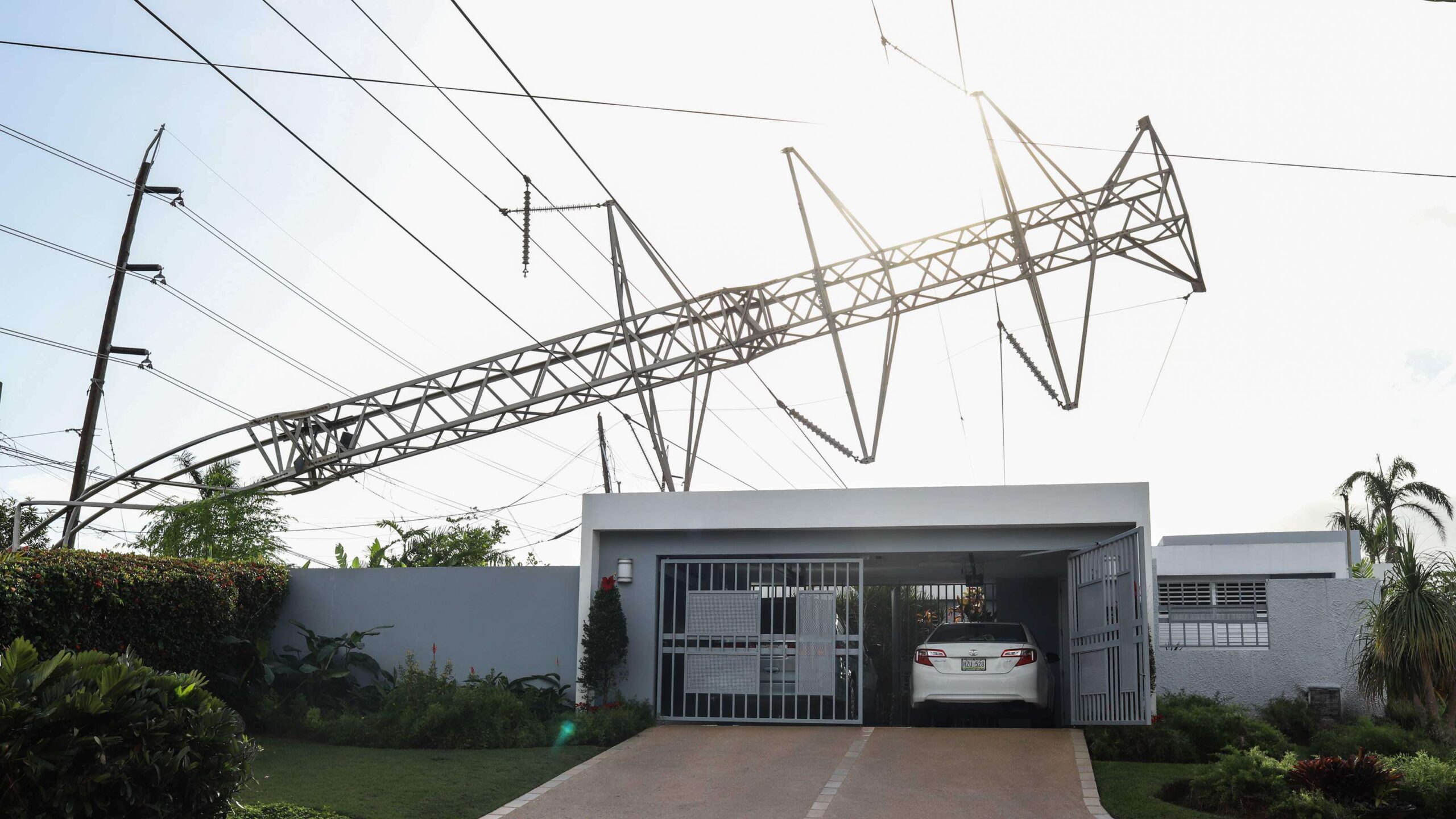 Así vive esta urbanización olvidada por la AEE