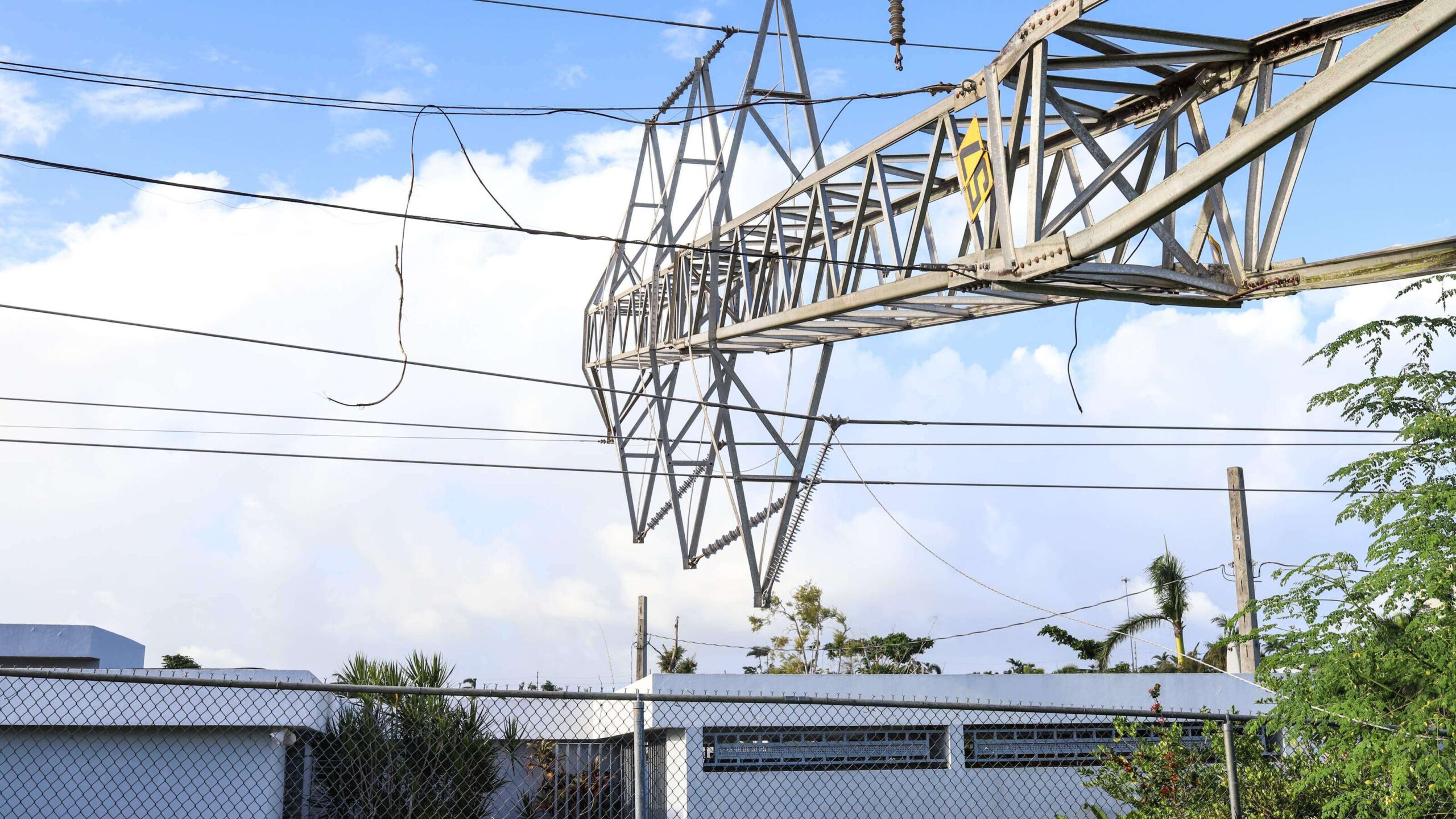 Torre de la AEE amenaza la vida de familia en la Urbanización Bucaré