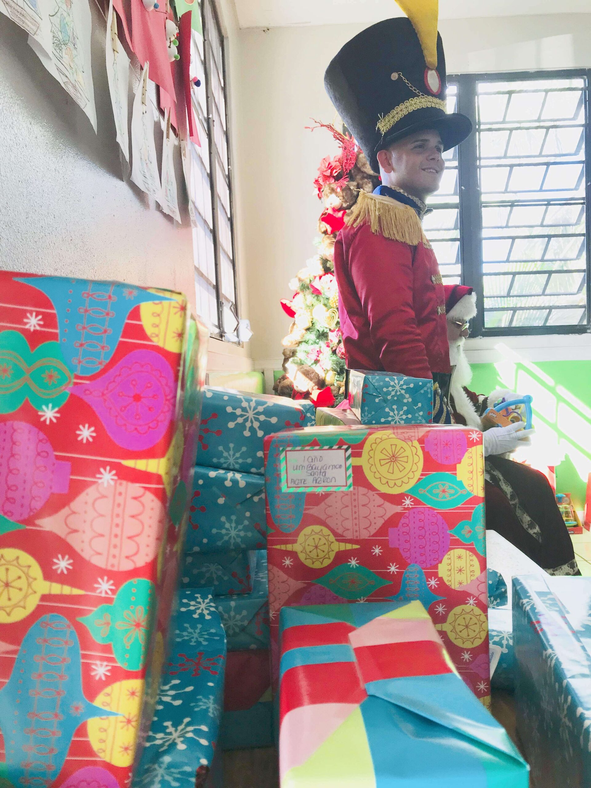 Policía de Bayamón entrega regalos de Navidad a niños